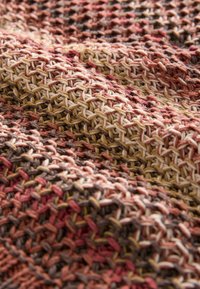 Textil țesut multicolor cu un finisaj texturat. Modelul prezintă nuanțe de roz, maro și bej într-un design încrucișat.