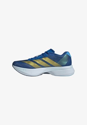 Chaussure de course athlétique bleue et or avec une semelle épaisse blanche, des lacets et trois bandes dorées sur le côté, montrée de profil sur un fond blanc.