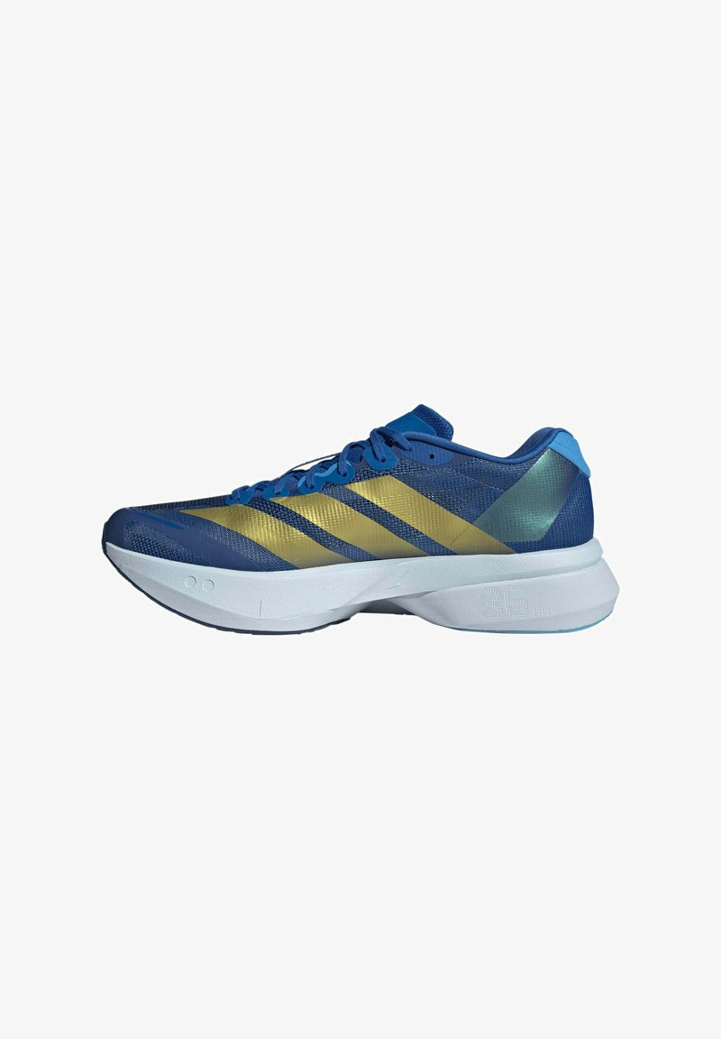 Chaussure de course athlétique bleue et or avec une semelle épaisse blanche, des lacets et trois bandes dorées sur le côté, montrée de profil sur un fond blanc.