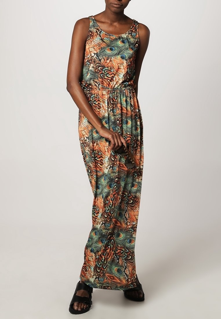 Robe maxi avec un motif de plumes de paon en orange, vert et bleu. Sans manches, avec une taille élastique et un design jusqu'aux chevilles. Sandales noires.
