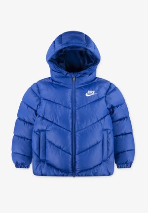 Blauwe pufferjack met capuchon, met een chevron-stikpatroon, een voorkeursrits en een logo op de linkerborst. Gladde, glanzende buitenstof.
