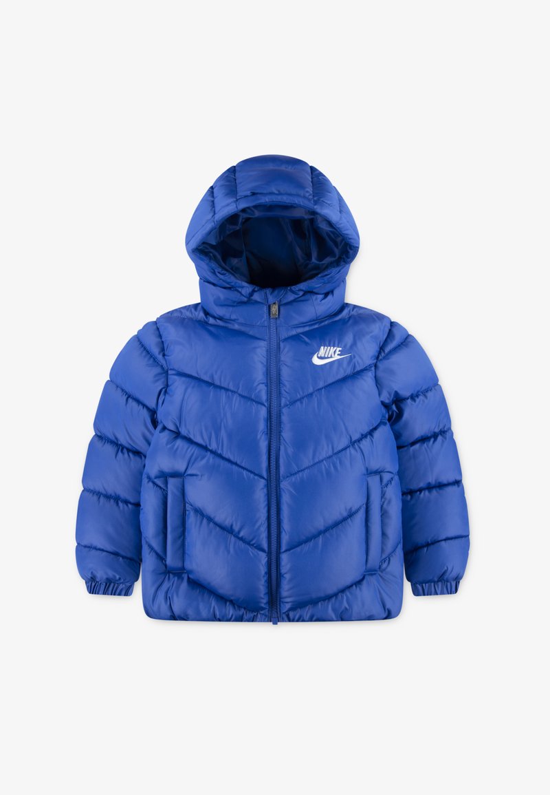 Casaco puffer azul com capuz, apresentando um padrão de costura em chevron, fecho frontal e um logótipo no lado esquerdo do peito. Material exterior suave e brilhante.