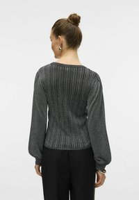 Maglietta grigia a maniche lunghe con texture a righe verticali, scollatura rotonda e maniche a palloncino. Tessuto morbido e elasticizzato con un leggero effetto lucido.