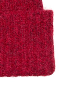 Czerwona dziana czapka z wełny z fakturowanym wzorem, posiadająca podwinięty mankiet i miękkie, puszyste wykończenie.