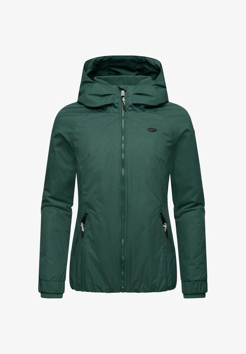 Zielona wodoodporna kurtka z kapturem, zapinana na zamek z przodu, z elastycznymi mankietami i dwoma bocznymi kieszeniami, o gładkiej, gładkiej teksturze materiału.