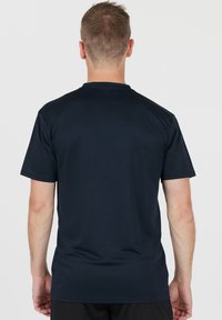 Mörkblå kortärmad T-shirt i mjukt, lätt tyg. Har rund halsringning och en avslappnad passform, utan synliga logotyper eller mönster.