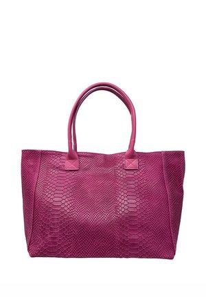 Grande borsa rosa con motivo in pelle di serpente testurizzata e due manici arrotondati, mostrata su sfondo bianco.