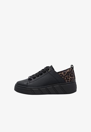 Sort sneakers med en struktureret læderoverdel, der har et leopardprint-indsats ved hælen og en tykk, stribet gummisål.