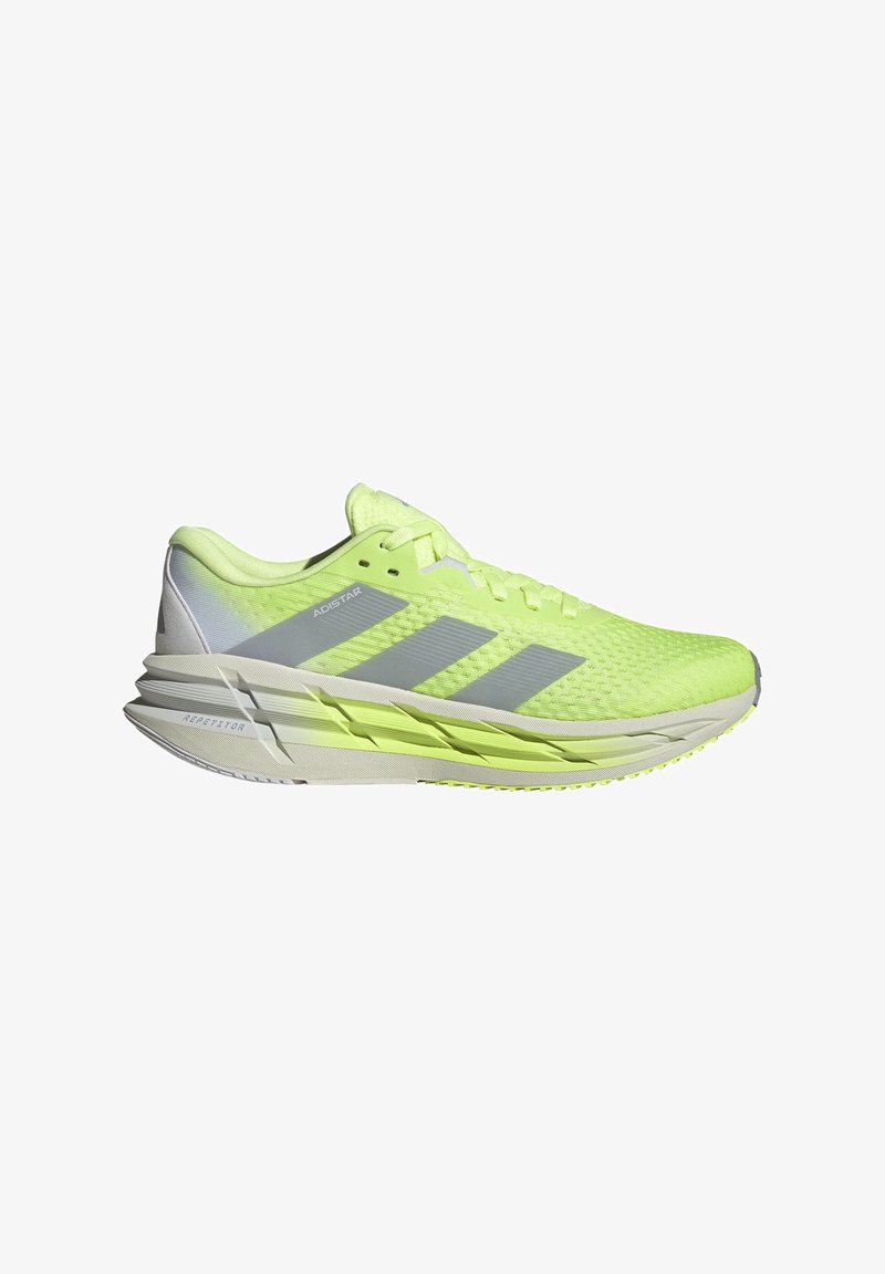 Scarpa sportiva verde lime con tomaia in rete traspirante, design a tre strisce argento e suola texturizzata per aderenza e stabilità.