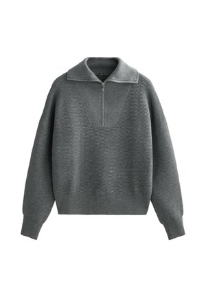 Pulover tricotat gri cu guler înalt, fermoar pe o parte și model texturat în valuri. Are umeri lăsați și manșete cu model canal.