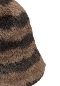 Materiał ze sztucznego futra w paski w odcieniach brązu i czerni, charakteryzujący się miękką teksturą i wyraźnymi na przemian ułożonymi paskami.