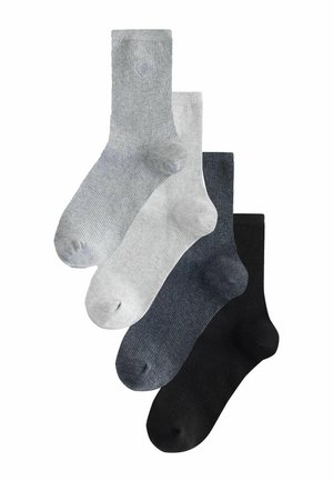Quatre paires de chaussettes côtelées de différentes nuances : gris clair, gris moyen, gris foncé et noir. Chaque chaussette présente un renfort à la pointe et au talon.