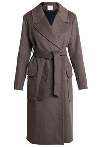 Langer, brauner Wollmantel mit tailliertem Bund, eingeknöpftem Kragen, zwei Vorderaschen und einer entspannten Passform. Glatte Textur und minimalistisches Design.