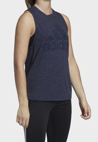 Námořnický bezramínkový sportovní top s kulatým výstřihem, vyrobený z měkké, strukturované látky, s velkým tmavým logem Adidas přes hruď.