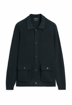 Mørk navyblå strikket cardigan med krave, knaplukning foran og to forlommer med klapper og knapper.