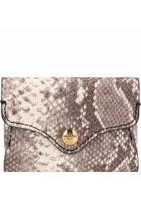 Pochette en cuir serpent aux teintes brunes et crème, dotée d'un fermoir rond en or et de coutures noires le long des bords.