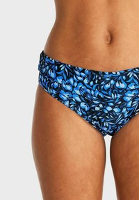 Bikiniunderdel i ett blått blommönster på svart bakgrund, med en bekväm, vikbar midjebanddesign.