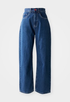 Kõrgema vöökohaga sinised denim teksad sirge lõikega, millel on viis taskut ja punane nööp sulgemiseks. Tavaline serva viimistlus.