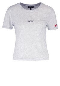 Camiseta de algodón gris de manga corta, con la palabra "Lover" bordada en negro en el pecho y un pequeño diseño de corazón rojo en la manga.