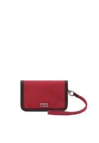 Portafoglio rosso in tessuto con bordo scuro, dotato di un cinturino da polso e di un logo argentato, forma rettangolare, con una texture liscia.