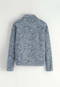 Veste en jean présentant un motif floral bleu, avec un col et des manches longues. Manches à poignets boutonnés avec une finition texturée.