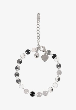 Hopeinen rannekoru, jossa on pyöreitä levyliitteitä, pieni kelloriipus ja sydämenmuotoinen riipus, varmistettu lukkoklamilla ja säädettävällä ketjulla.