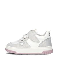 Grijze en witte sneaker van suède en leer, met een klittenbandsluiting, roze zool en een afgeronde neus.