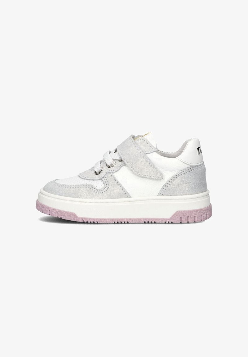 Baskets grises et blanches en matériaux daim et cuir, avec une fermeture Velcro, une semelle rose et un design à bout rond.