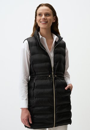 Gilet rembourré noir avec un devant zippé, présentant une taille avec cordon de serrage, des poches latérales zippées et un col haut. Texture lisse et rembourrée.