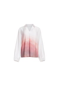 Weiße Bluse mit V-Ausschnitt und langen Ärmeln. Sie weist einen Farbverlauf von Weiß zu zartem Rosa auf und besteht aus einem glatten, glänzenden Stoff.