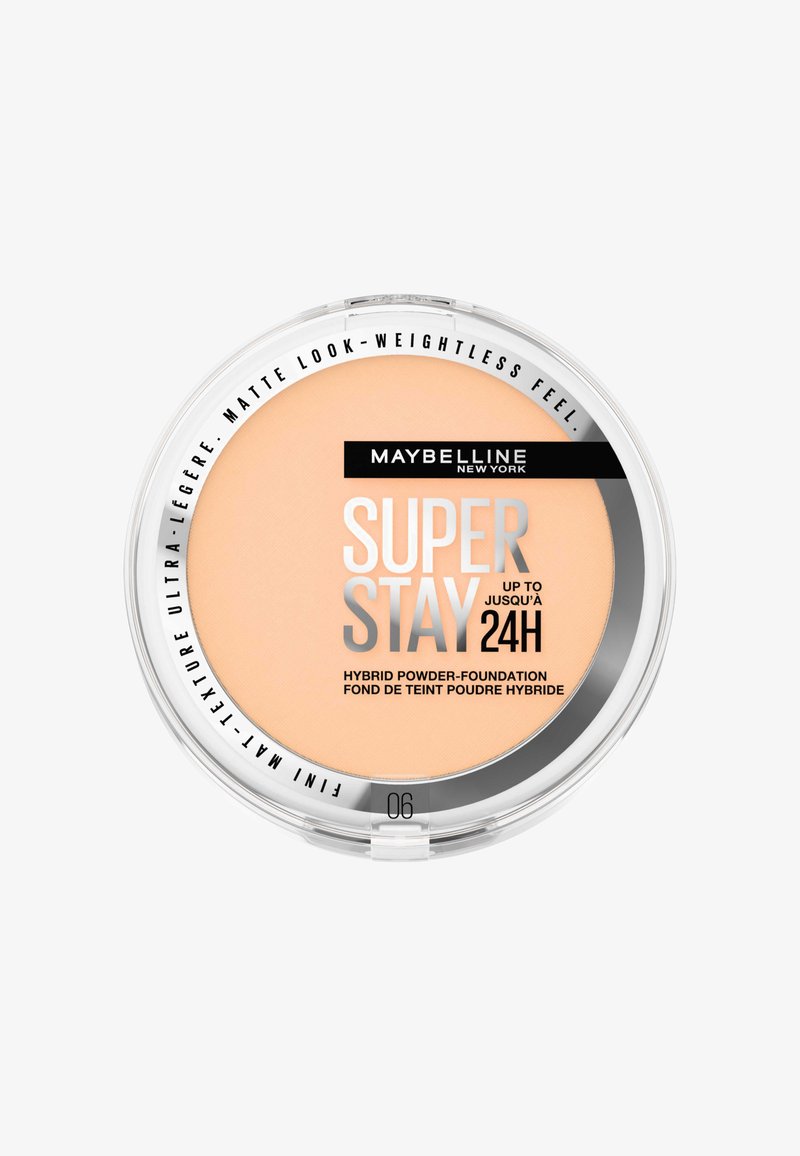 Fond de teint poudre hybride Maybelline Super Stay dans une boîte ronde. Couleur pêche clair, texture lisse, couvercle transparent avec un texte noir audacieux et des accents argentés.