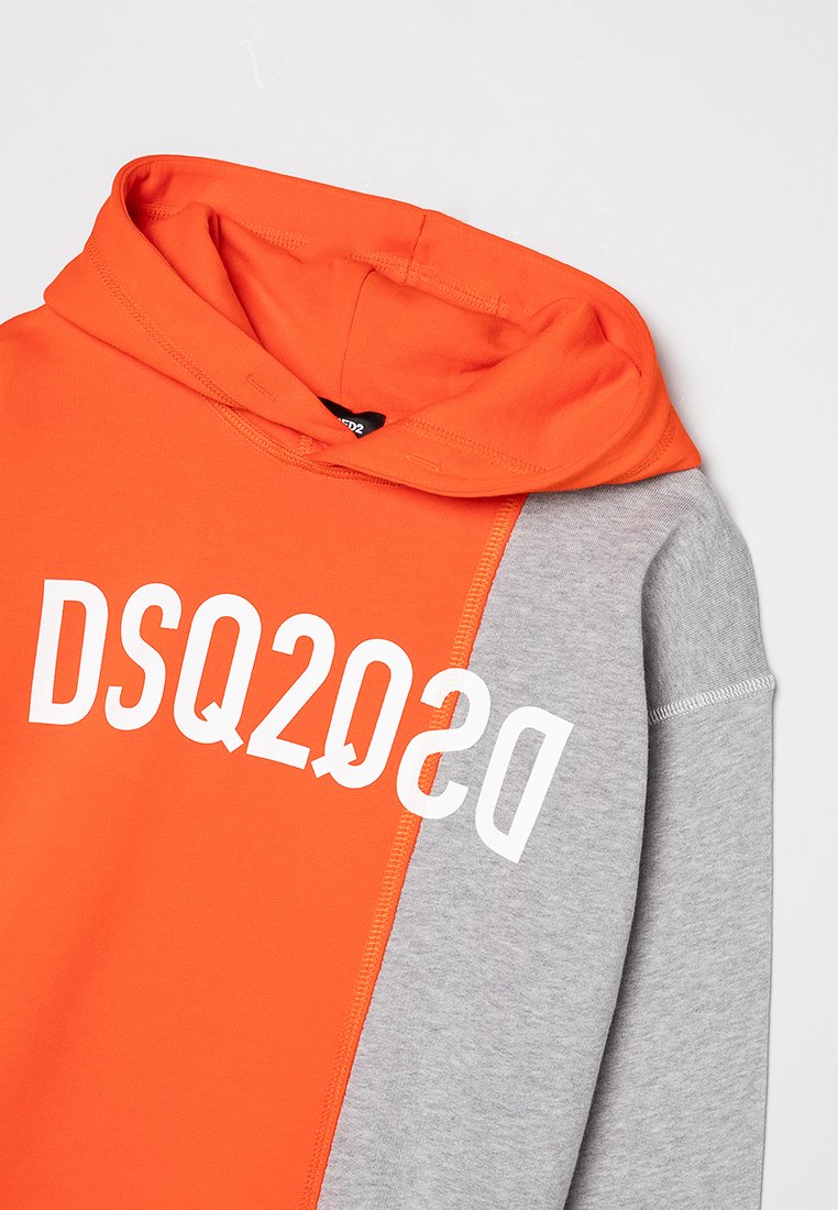 Zwei-tono Kapuzenpullover in Orange und Grau mit weißem "DSQ20"-Text. Aus weichem Stoff gefertigt, mit einer Kängurutasche.