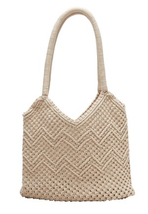 Beige geweven draagtas met zigzagpatroon en een enkele dikke, afgeronde handgreep op een witte achtergrond.