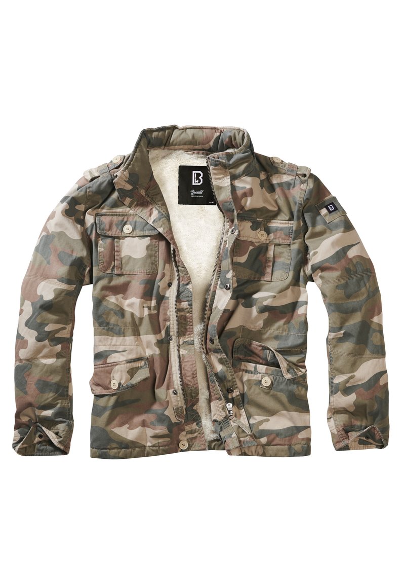 Chaqueta de camuflaje hecha de una tela con un interior suave, presenta un cuello alto, cierre frontal de cremallera y múltiples bolsillos con solapa.