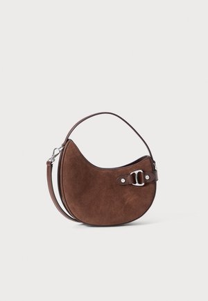 Sac à main en daim marron en forme de croissant avec une sangle en cuir foncé et un détail de boucle argentée sur un fond clair uni.