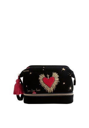 Zwarte fluwelen cosmetische tas met een rood hart en gouden geborduurde accenten, voorzien van een ritssluiting met een kwastje en decoratieve sterpatronen.