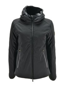 Giacca nera con cappuccio, dotata di zip frontale e due tasche laterali con zip, caratterizzata da un design liscio e aderente e polsini elastici.