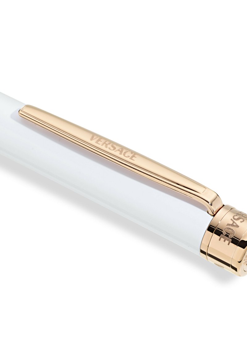Penna bianca con clip e finiture in oro lucido. Presenta il logo "VERSACE" in rilievo sulla clip. Forma cilindrica liscia.