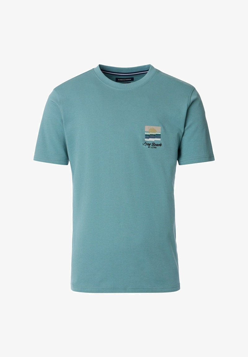 Hellblaues Baumwoll-T-Shirt mit kurzen Ärmeln, Rundhalsausschnitt, mit einem kleinen, gestickten Aufnäher, der eine Sonne und Streifen darstellt.