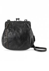 Bolso de mano de cuero negro con forma redondeada, diseño fruncido, cierre de broche, detalle de cadena y medallón decorativo.