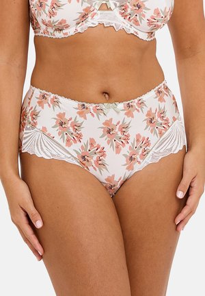 Ensemble de lingerie à motifs floraux avec des finitions en dentelle et de petits nœuds, porté par une femme à la peau medium sur un fond uni.