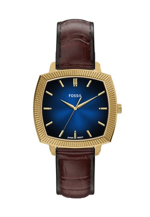 Montre carrée couleur or avec lunette texturée, cadran bleu foncé, index et aiguilles dorés, et bracelet en cuir marron.