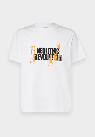 Tricou alb din bumbac, cu un text grafic îndrăzneț în negru și portocaliu care spune "REVOLUȚIA NEOLITICĂ", însoțit de figuri abstracte de oameni.