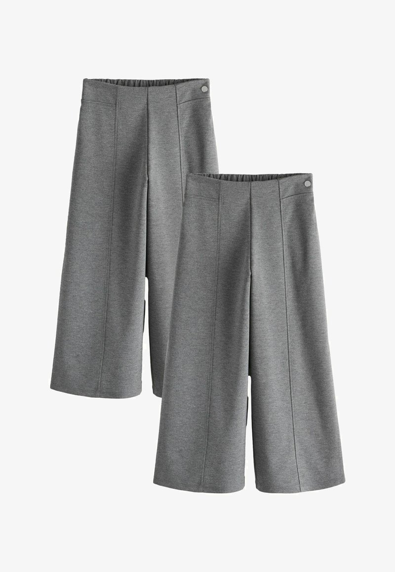 Deux paires de pantalons gris à jambes larges, courts, avec des ceintures élastiques et des boutons décoratifs sur la partie supérieure droite.