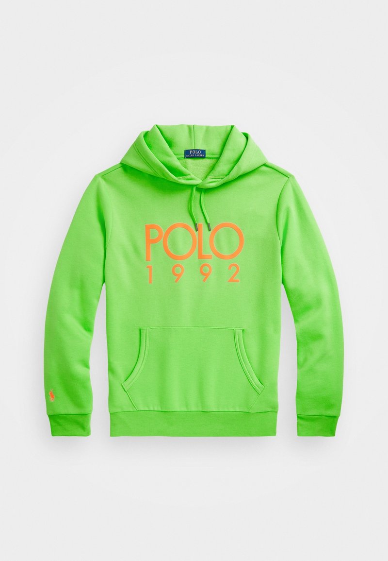 Grön huvtröja med en stor orange "POLO 1992" grafik, framficka i kängurustil och ribbade mudd. Tillverkad av mjukt, texturerat tyg.