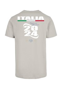 T-shirt di cotone grigio chiaro con un audace design grafico bianco che presenta "ITALIA", "2024" e accenti di testo blu, insieme a dettagli verdi e rossi.