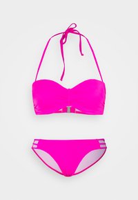 Conjunto de biquíni rosa com um top bandeau de frente torcida e alças ajustáveis, acompanhado por um fundo de cintura baixa com recortes.