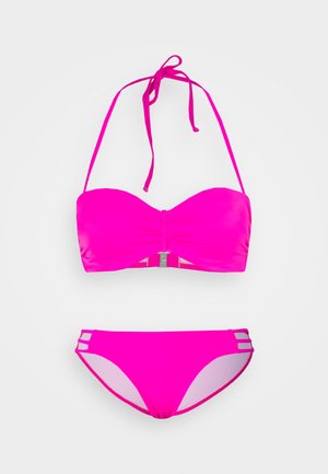 Roosa bikiinikomplekt, kus on bandeau-stiilis pluus keeratud esiosaga ja reguleeritavad sidumisrihmad, koos madala vöökoha aluspükstega, millel on lõikeaktsendid.