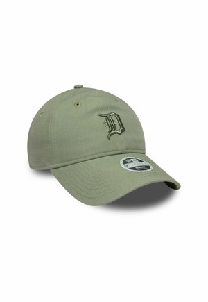 Casquette de baseball en coton vert olive avec un logo brodé en 'D' de couleur vert foncé. Elle dispose d'une visière courbée et d'une sangle ajustable. Design emblématique.