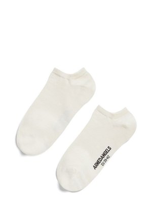 Paar weiße, niedrig geschnittene Socken mit geripptem Bündchen, eine Socke zeigt schwarzen Text „ARMEDANGELS EU 39-42“ an der Sohleninnenseite.